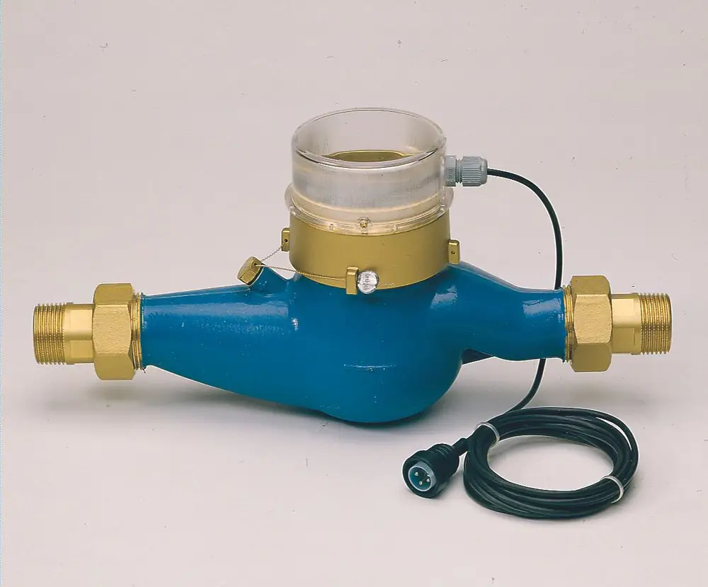 Blau lackierter Wasserzähler mit glasierter Messskala und elektrischer Anschlussleitung, ausgestattet mit Metallanschlüssen, hergestellt von BWT.